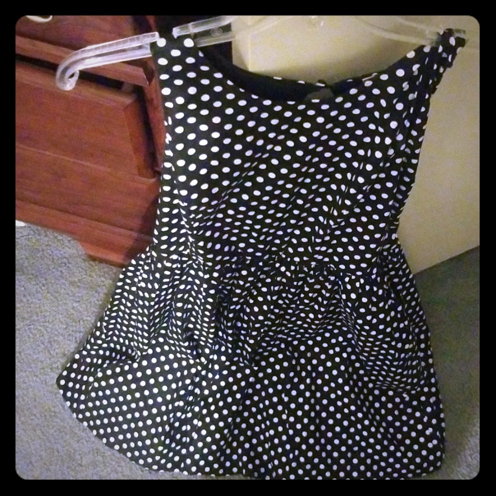 Black and white polka dot sleeveless dress w/tool